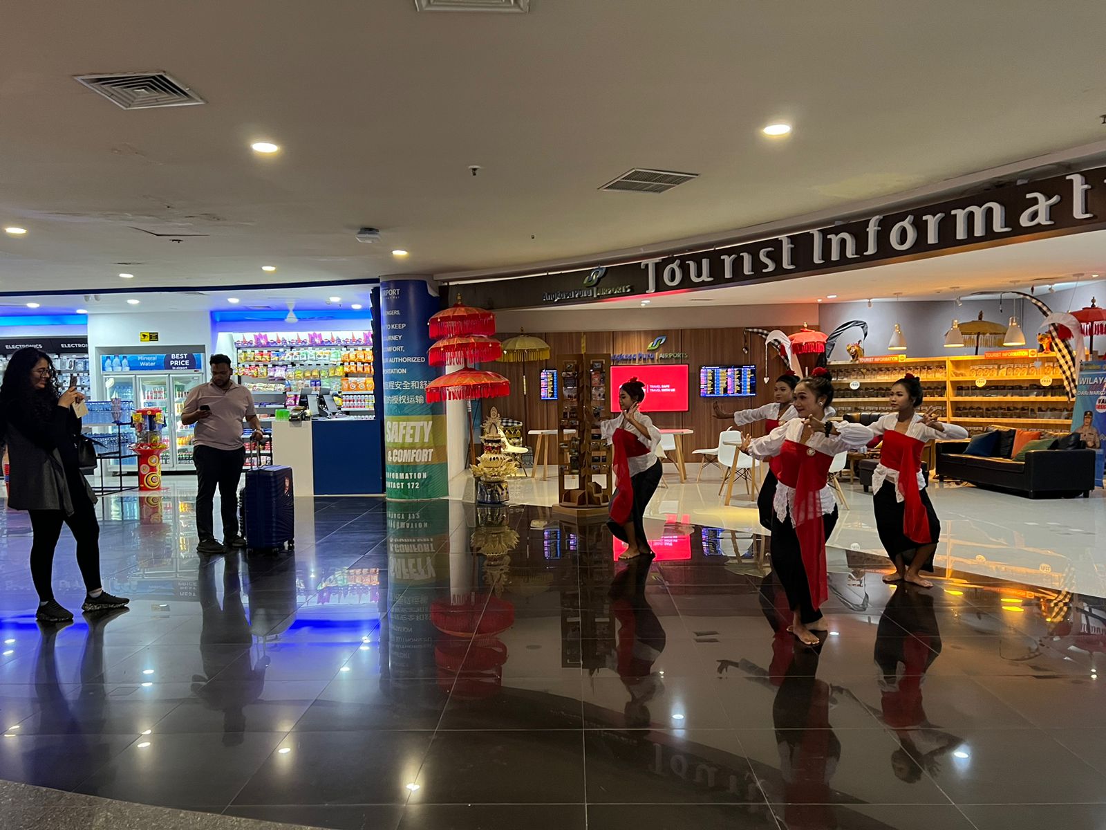 Bandara Int' Ngurah Rai Tampilkan Tarian dan Souvenir Istimewa di Hari Pelanggan Nasional