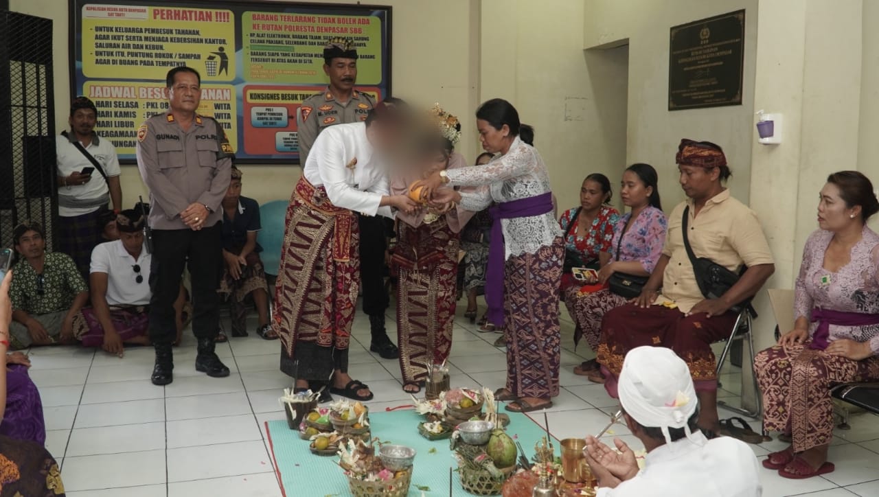 Pasangan Ini Menikah dalam Sel Polresta Denpasar