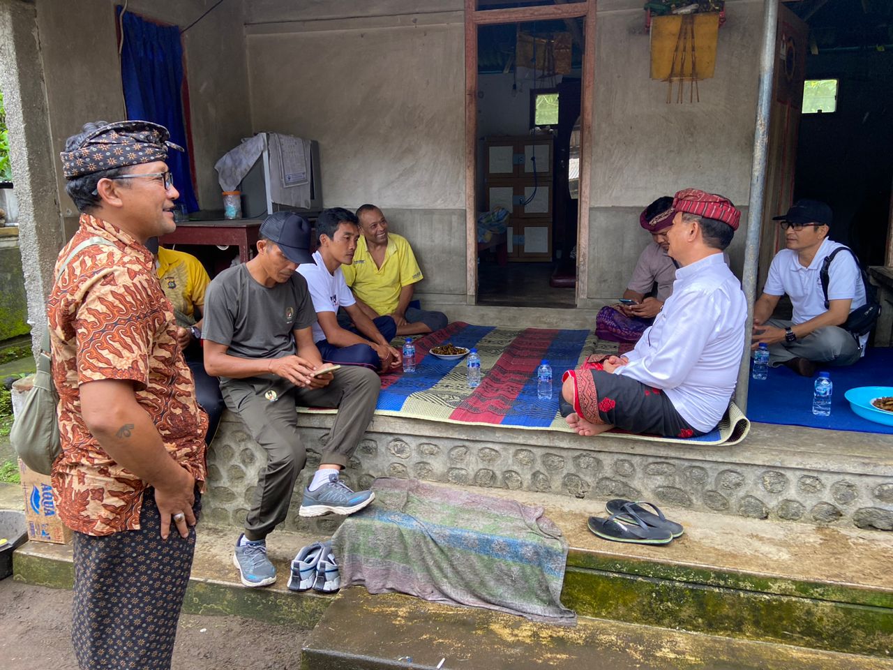 Bupati Gede Dana Membantu Warga Lumpuh di Desa Nawakerti