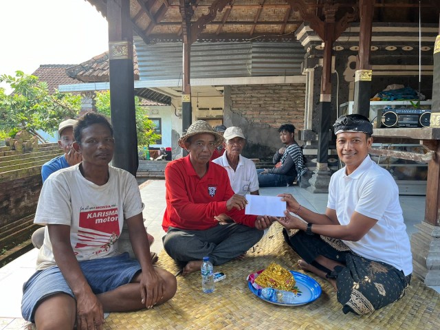 Bantu Penyengker di Dusun Pemenang, Widiana Serahkan Bantuan dari Pak De Gadjah dan Prabowo Subainto