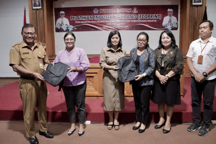 Ketua Dekranasda Denpasar Buka Pelatihan Industri Sandang “Ecoprint”
