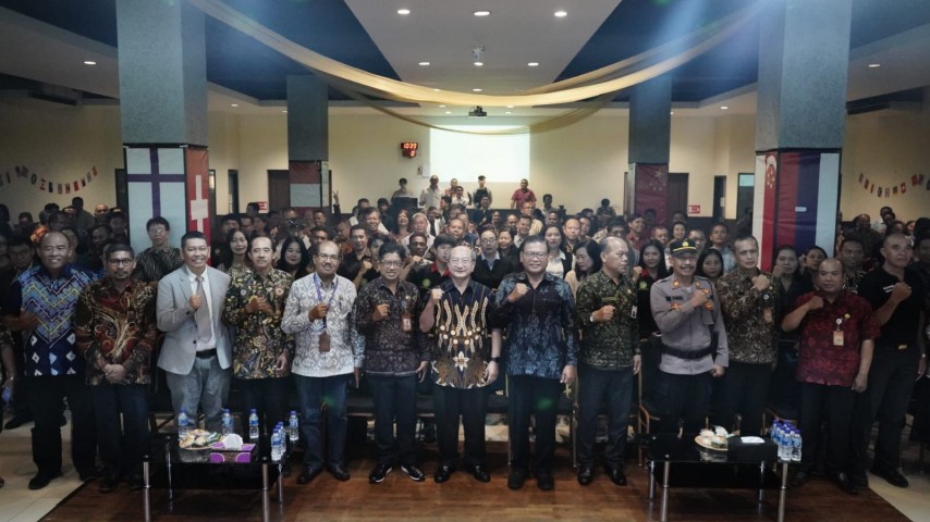 Wujudkan Kerukunan Umat Beragama, Sekda Alit Wiradana Hadiri Ibadah Paskah MPUK Denpasar