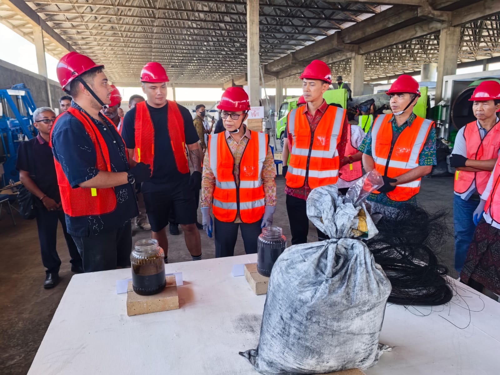 Bupati Satria Jajal Mesin Pengolah Sampah di TOSS Kusamba, Produksi Minyak dari Limbah Jadi Sorotan