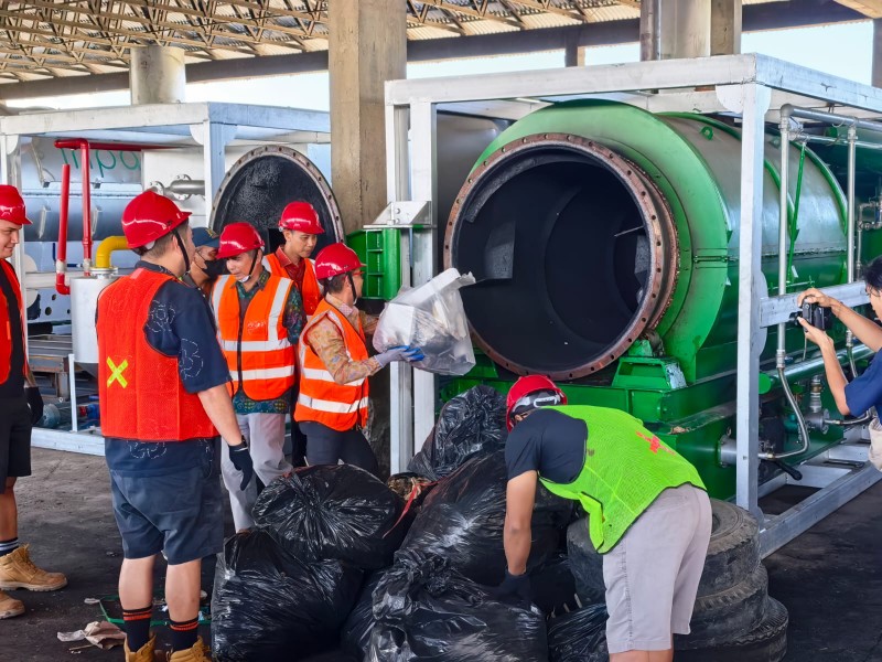 Uji Coba Mesin TOSS Kusamba Masih Manual, Sampah Dipindah dari Truk dan Pintu Dikunci dengan Kunci Pas