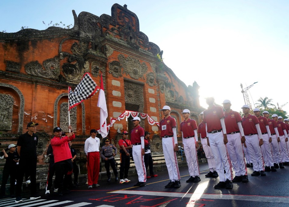 Meriahkan HUT ke-81 RI, Wabup Tjok Surya Lepas Lomba Gerak Jalan SMP Putra 8 KM