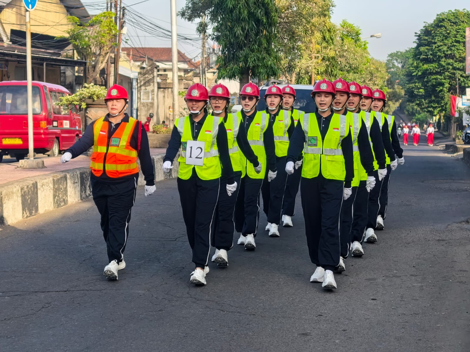 Tampil Beda di Lomba Gerak Jalan HUT RI, Perumda Panca Mahottama Kenalkan Pentingnya K3 Lewat Seragam Safety